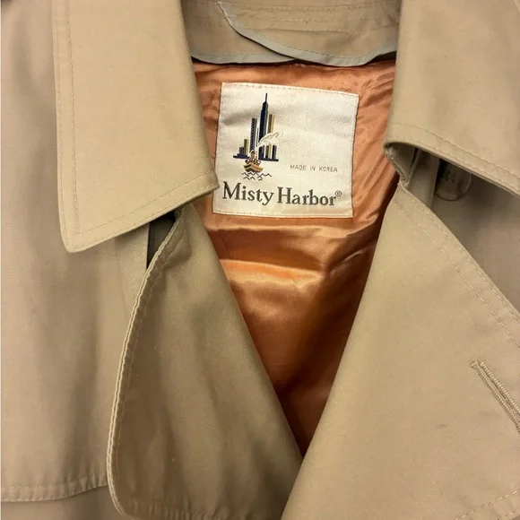 Classic Tan Trench Coat. No smoking. A very warm coat. No flaws - Picture 8 of 11